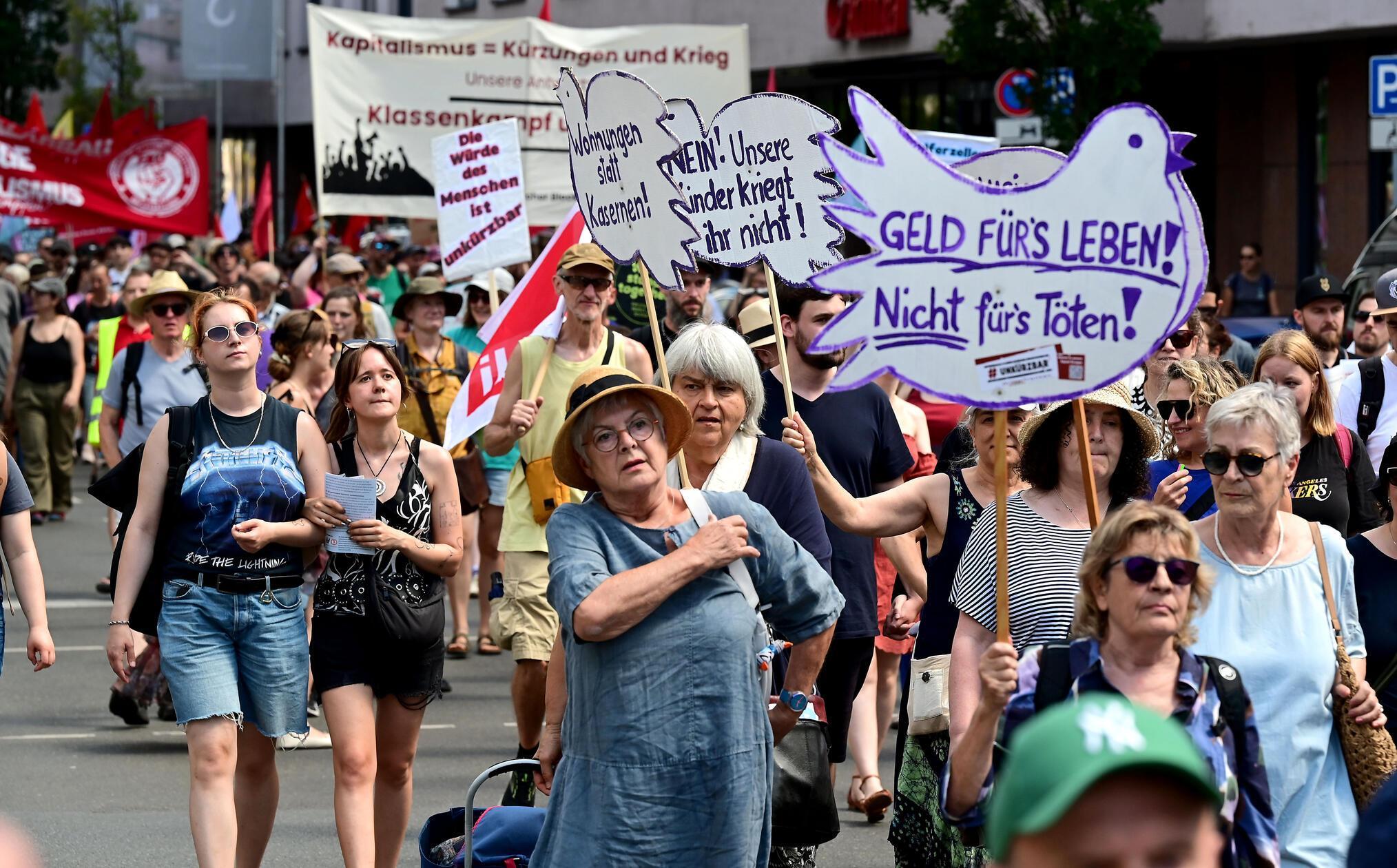 Nach der Auftaktkundgebung zogen die Teilnehmer der Demonstration durch die Fußgängerzone weiter zum Lorenzer Platz und zum durch die Südstadt zum Aufseßplatz, wo weitere Kundgebungen stattfanden.