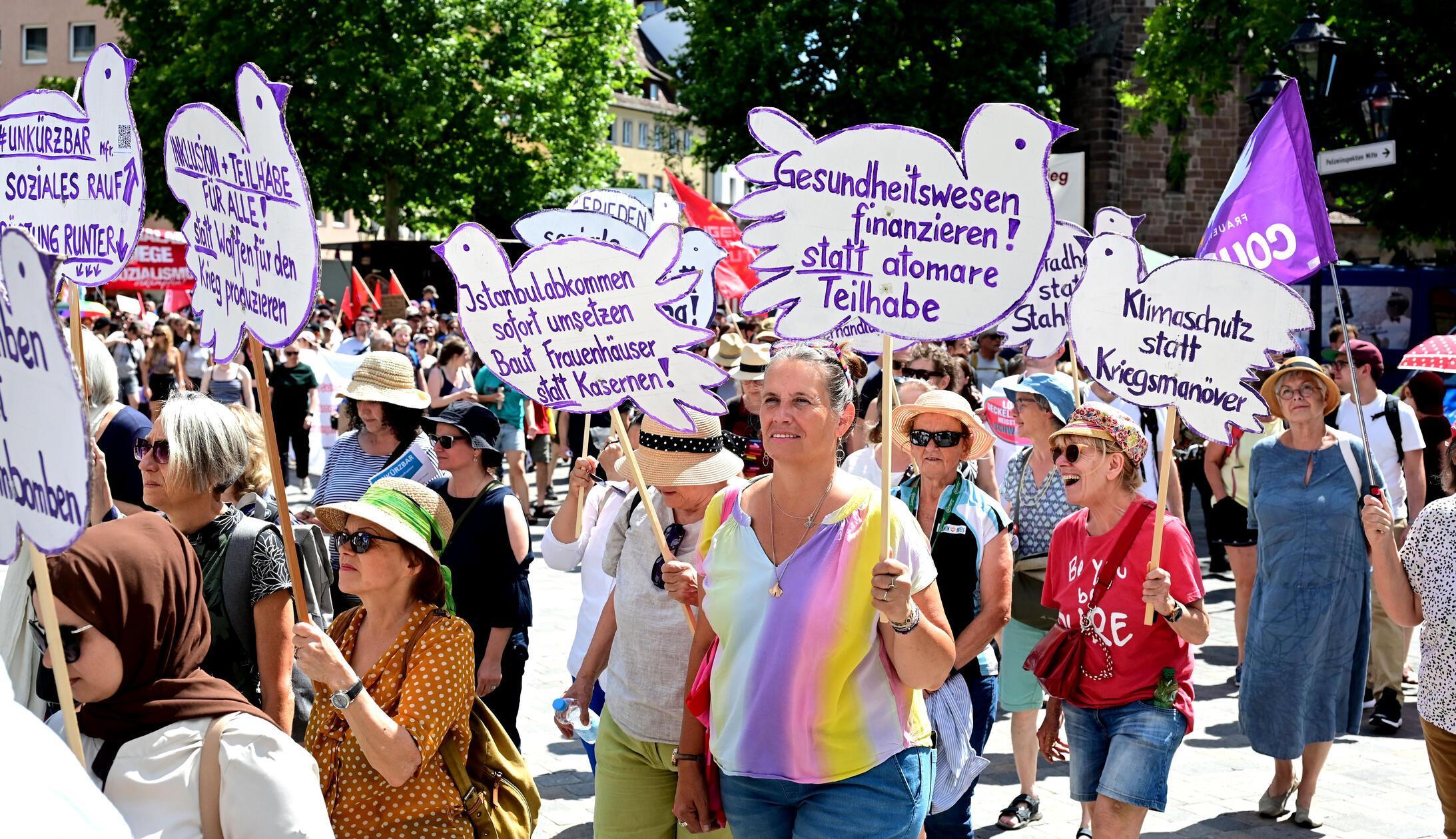 "Wir setzen uns zur Wehr, gegen die aktuell geplanten oder bereits Beschlossenen Kürzungen und Einschnitte, die, falls umgesetzt, den umfassendsten Sozial- und Rechteabbau seit Bestehen der Bundesrepublik bedeuten würden", heißt es auf der Homepage des Bündnisses.