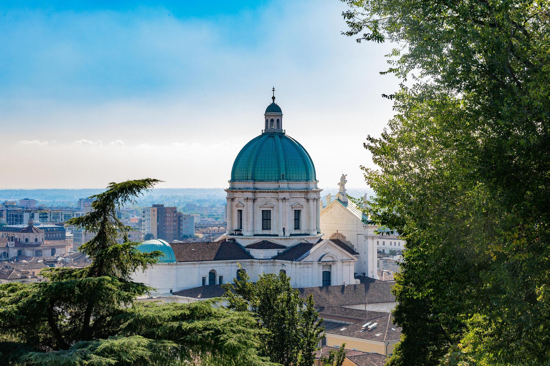 Blick auf den Dom von Brescia mit seiner großen Kuppel. 