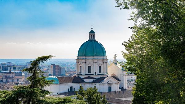 Blick auf den Dom von Brescia mit seiner großen Kuppel.