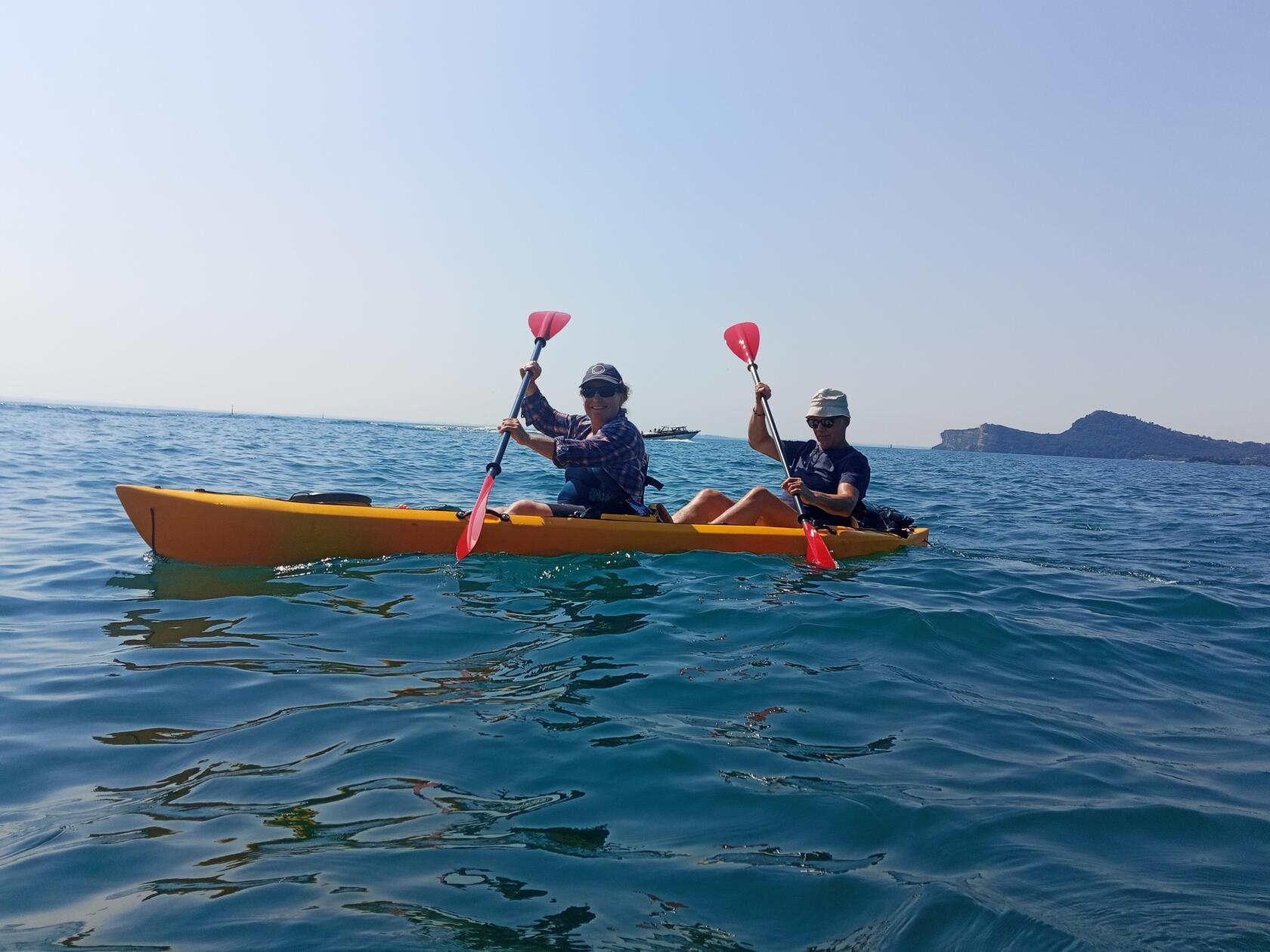 Mit dem Kajak den Gardasee erkunden - im Sommer eine herrliche Alternative. 
