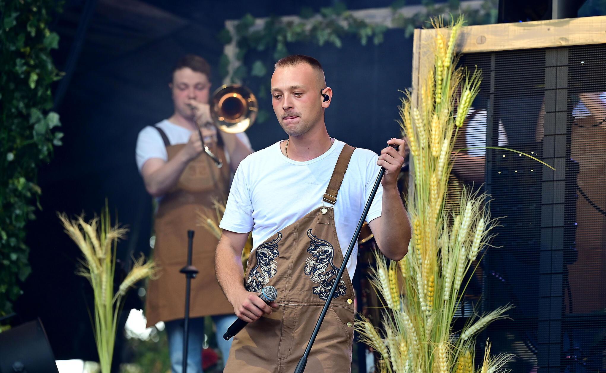 Tream verbindet in seiner Musik - sowie in seinem Look - Elemente von Rap, Partyschlager und bayerischer Folklore.