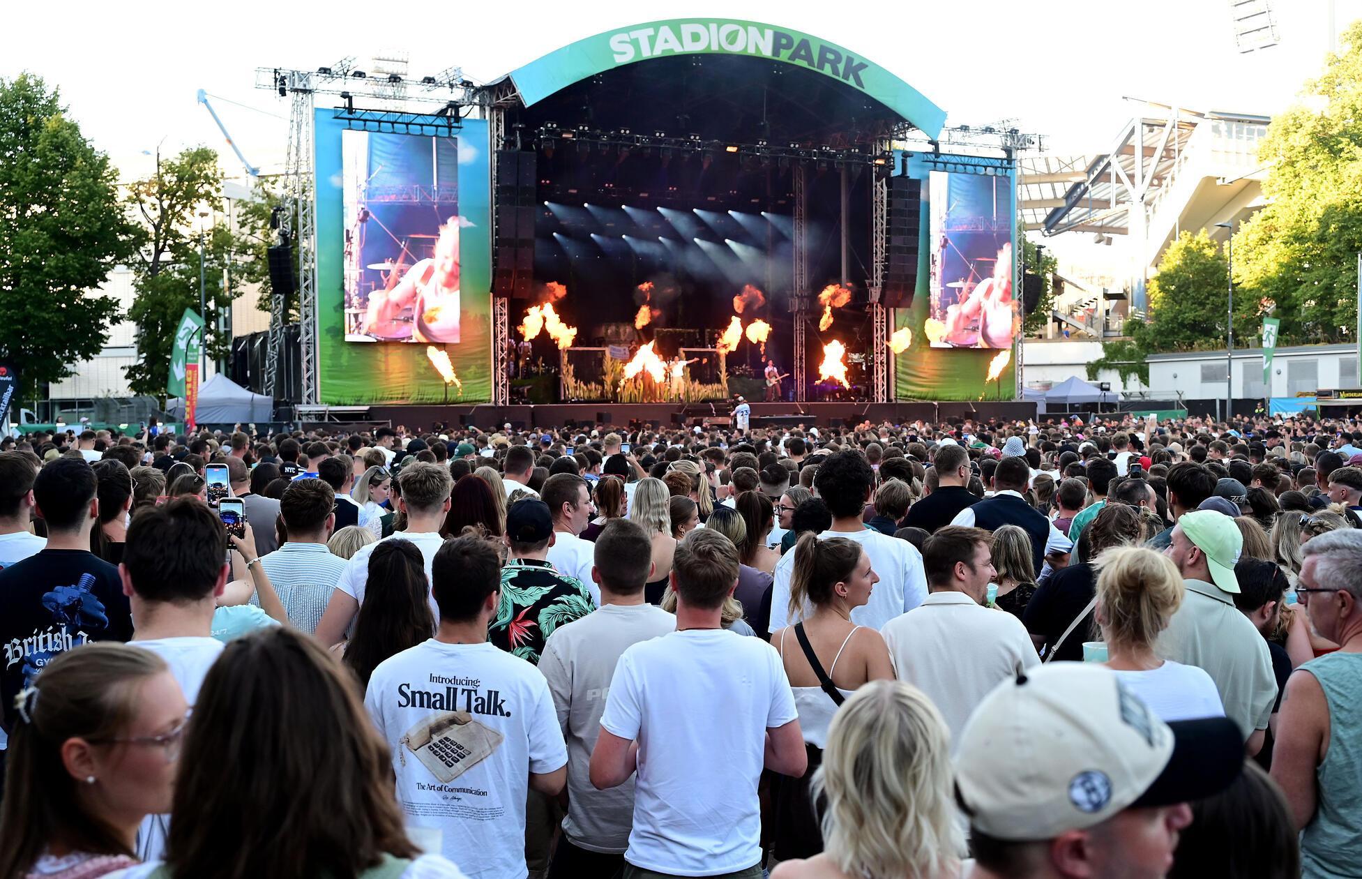 Perfektes Konzertwetter im Nürnberger Stadionpark am Samstagabend: Sonne satt und laue Sommerabend-Temperaturen von knapp unter 30 Grad.