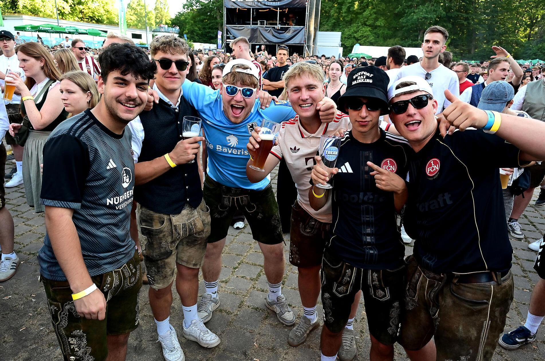 Viele Fans tun es Tream gleich und kamen in Lederhosen und Dirndl zum Konzert.