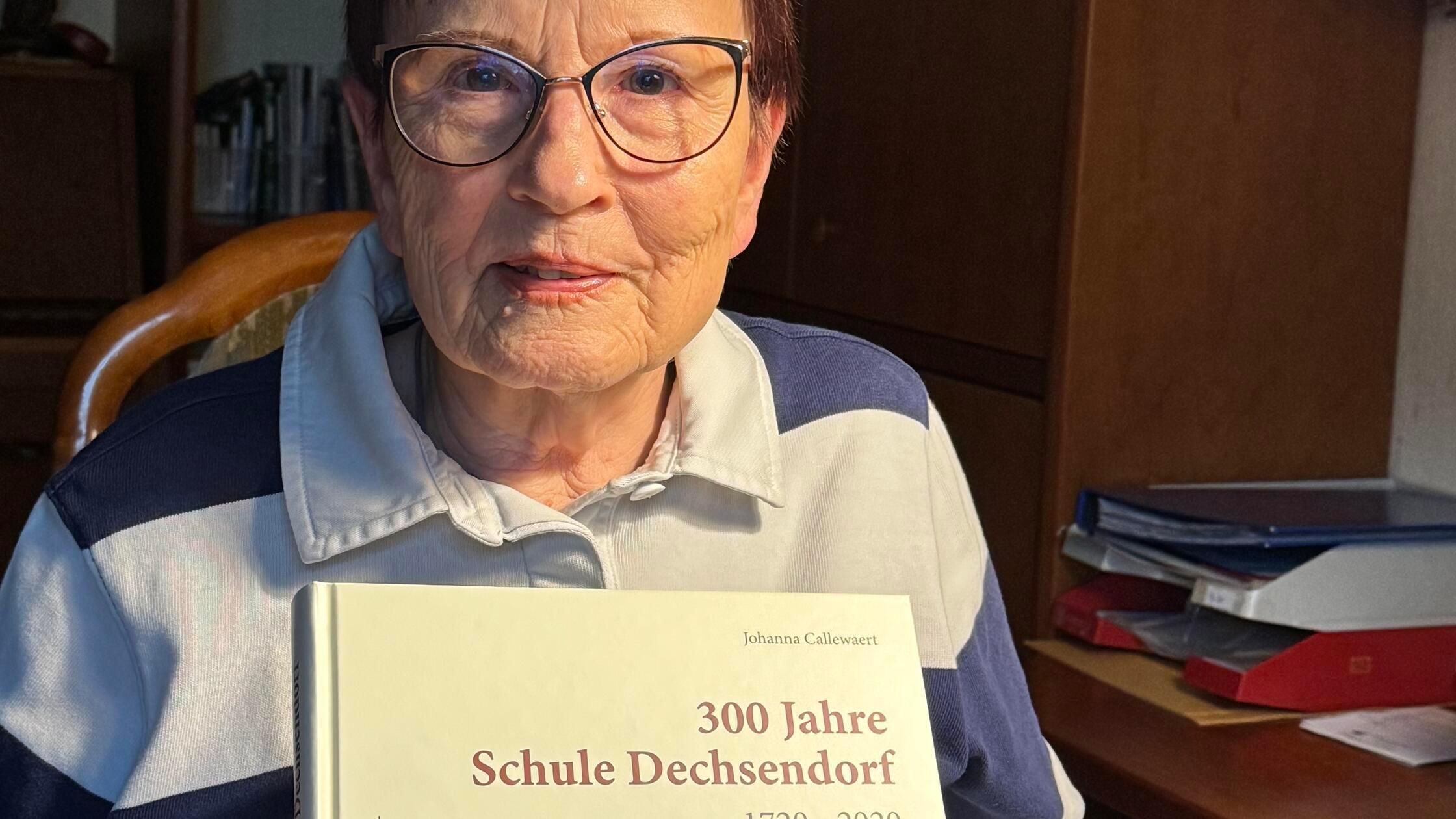 Autorin Johanna Callewaert mit ihrem Werk