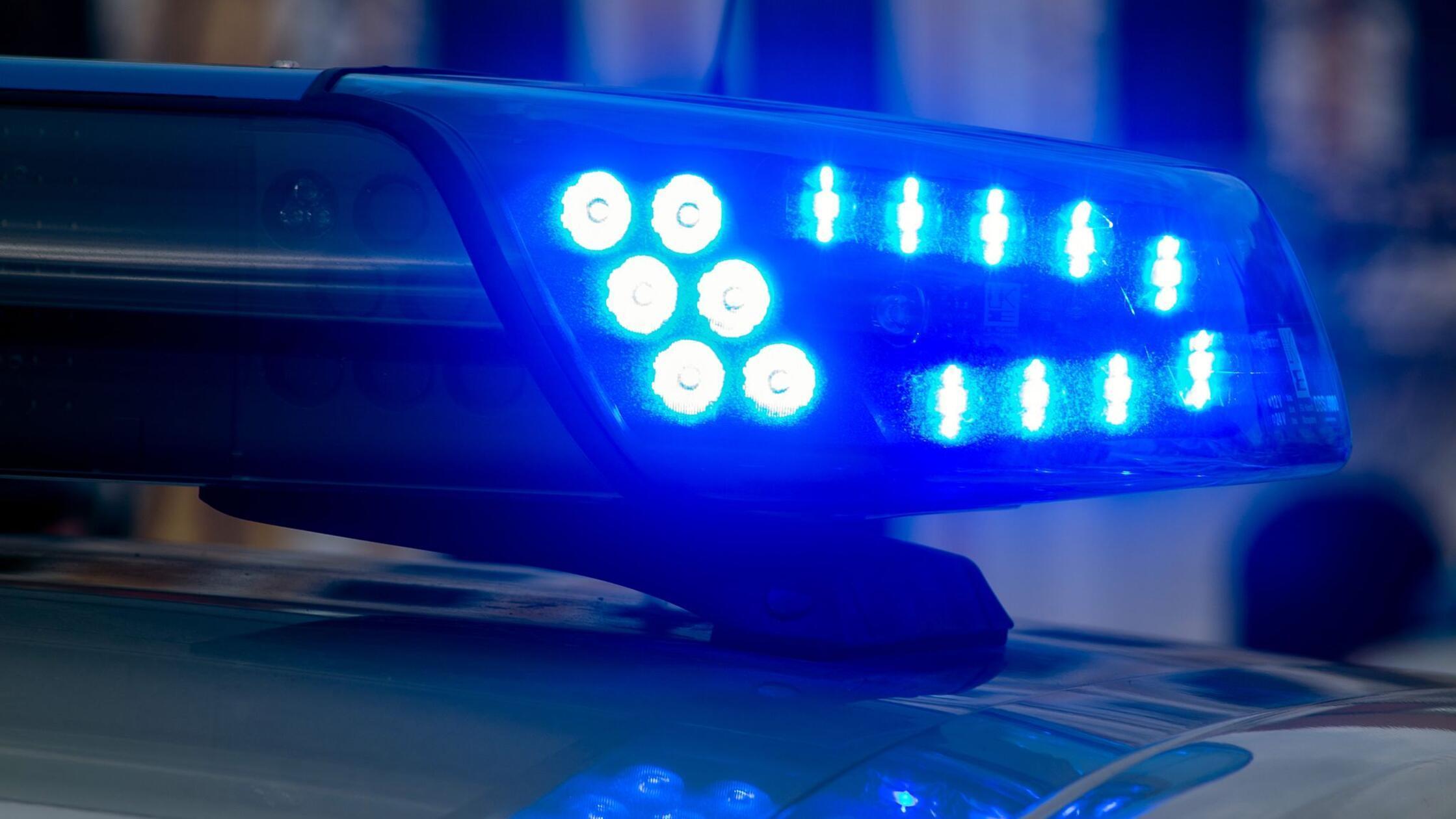 Ein Blaulicht der Polizei leuchtet auf. (zu dpa: «