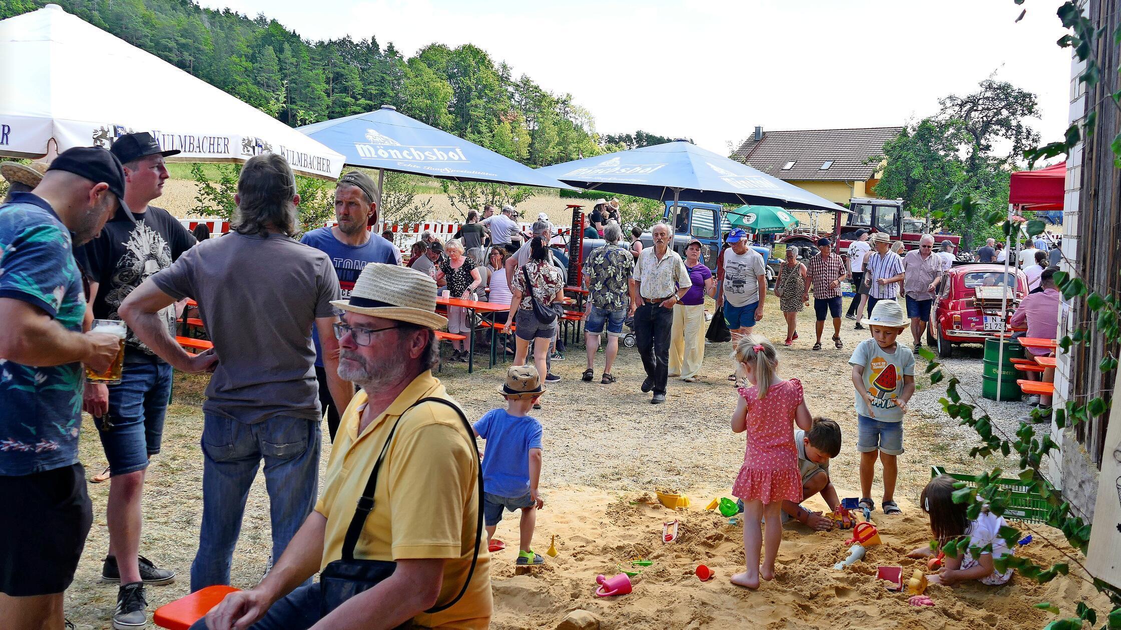 US-Fahrzeug-f-r-Gem-seg-rtner-und-andere-Kuriosit-ten-bei-Oldtimer-Show-in-Pr-llsbirkig