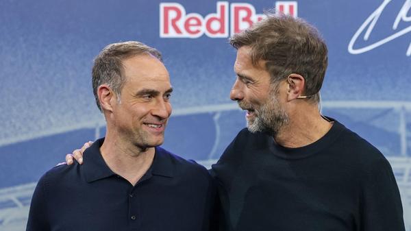 Oliver Mintzlaff (l), Geschäftsführer Red Bull, un