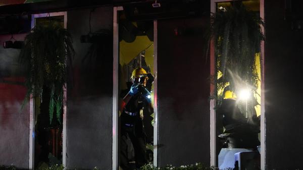 Forensiker untersuchen den Ort eines Brandes. Bei