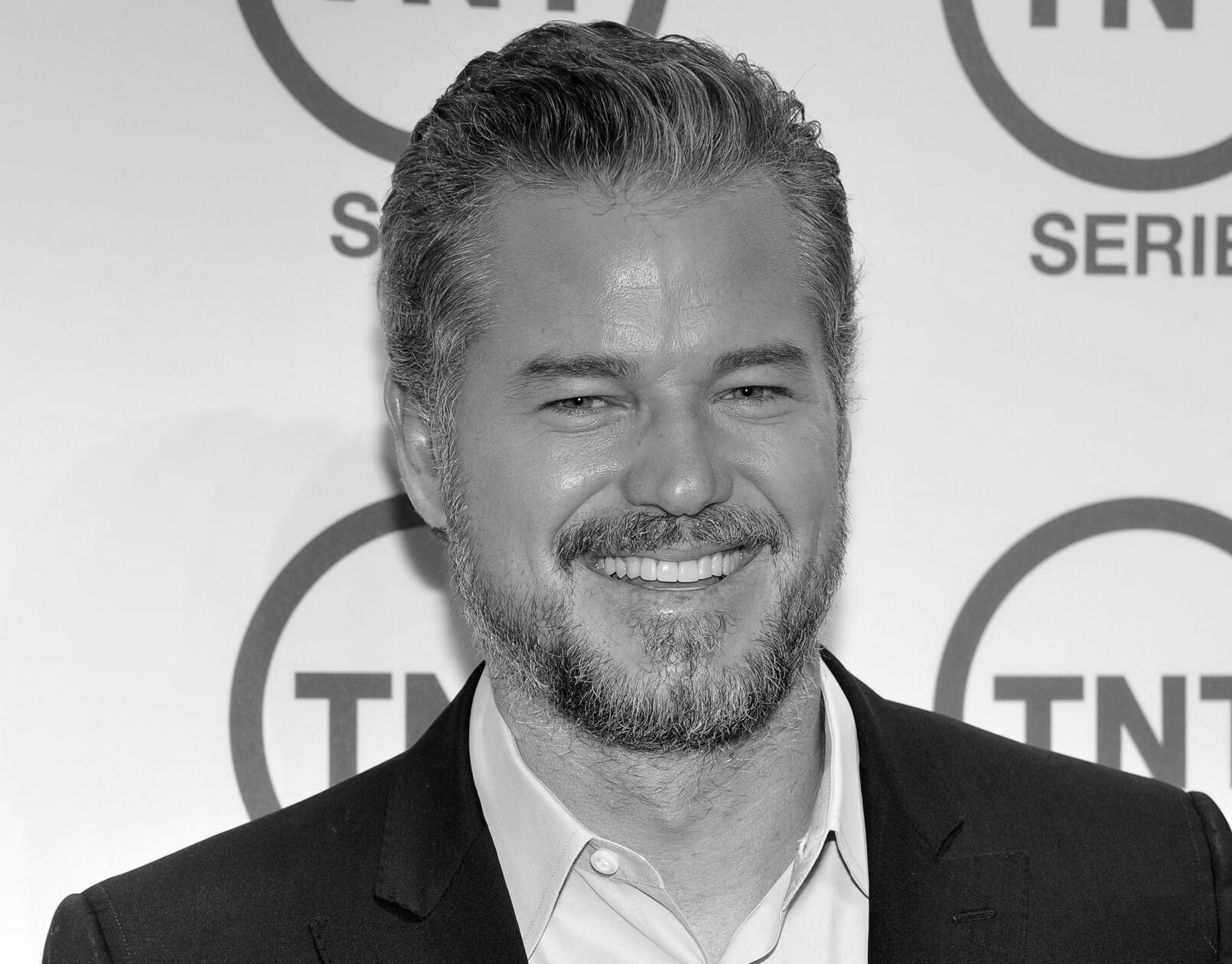 Der US-amerikanische Schauspieler <b>Eric Dance</b> wurde als Arzt in der Krankenhausserie „Grey’s Anatomy“ weltweit bekannt. 2025 gab er bekannt, die unheilbare Krankheit ALS zu haben. Am 19. Februar 2026 ist der 53-Jährige im Kreise seiner Familie und Freunde verstorben.