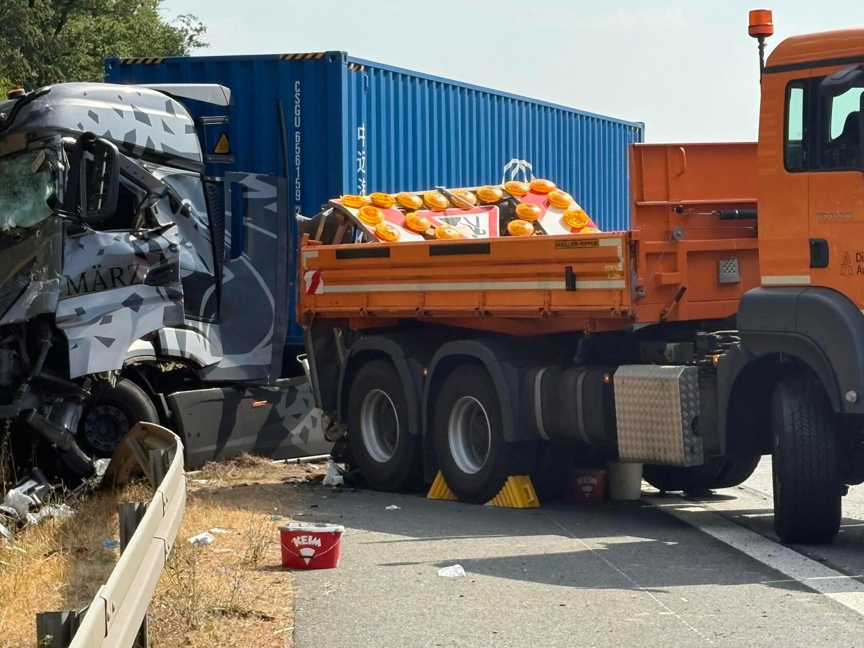 Auf der A3 zwischen Würzburg-Heidenfeld und Würzburg-Kist hat sich am Dienstagmorgen (14.07.2026) um 8.25 Uhr in Fahrtrichtung Frankfurt ein schwerer Unfall ereignet. Ein 40-Tonner war auf einen Warnleitanhänger aufgefahren und durchbrach dann die Leitplanke.