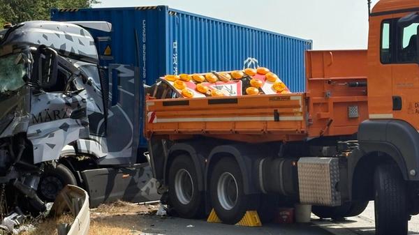 Auf der A3 zwischen Würzburg-Heidenfeld und Würzburg-Kist hat sich am Dienstagmorgen (14.07.2026) um 8.25 Uhr in Fahrtrichtung Frankfurt ein schwerer Unfall ereignet. Ein 40-Tonner war auf einen Warnleitanhänger aufgefahren und durchbrach dann die Leitplanke.