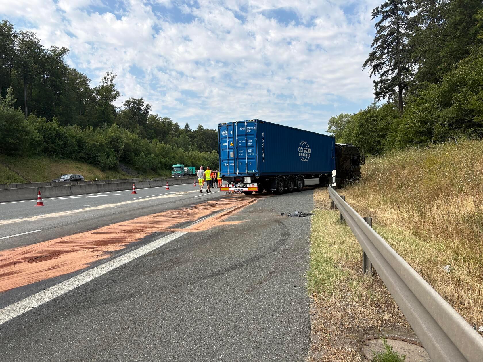 Die Autobahn wurde komplett gesperrt, was zu einem Verkehrschaos rund um Würzburg im Früh-Berufsverkehr führte. Auf Grund des hohen Verkehrsaufkommens entstand ein Rückstau bis hintern den Katzenbergtunnel, was eine Ableitung des Verkehrs von der Autobahn notwendig machte. Hierdurch waren die Ausweichstrecken stark ausgelastet. Dies war sogar bis in das Stadtgebiet Würzburg spürbar.