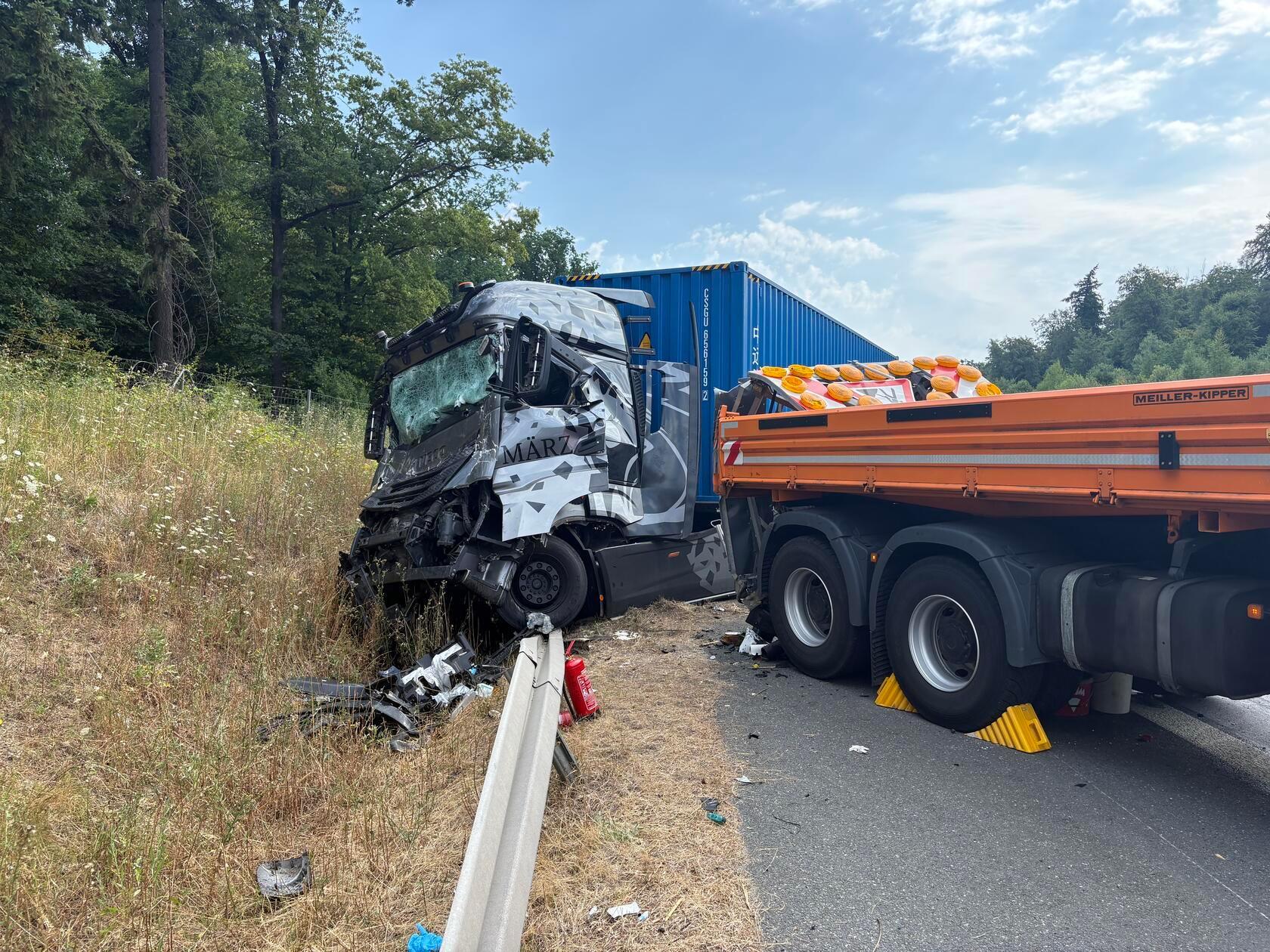 Der Lastwagenfahrer wurde dabei eingeklemmt und kam per Helikopter in ein Krankenhaus. 