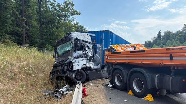 Der Lastwagenfahrer wurde dabei eingeklemmt und kam per Helikopter in ein Krankenhaus.