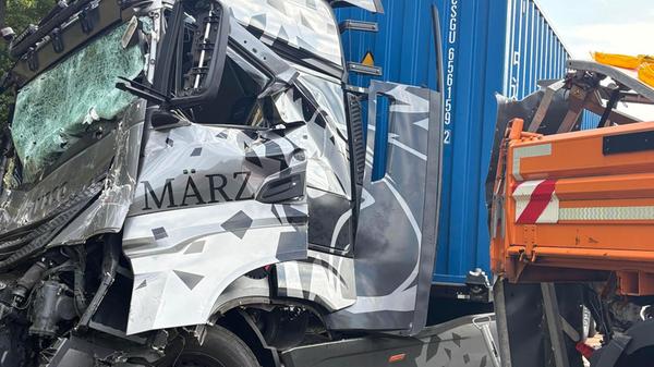 Der Fahrer des Warnleitanhängers, der wegen Wartungsarbeiten an der Autobahn im Einsatz war, befand sich etwa 50 Meter entfernt von seinem Fahrzeug.