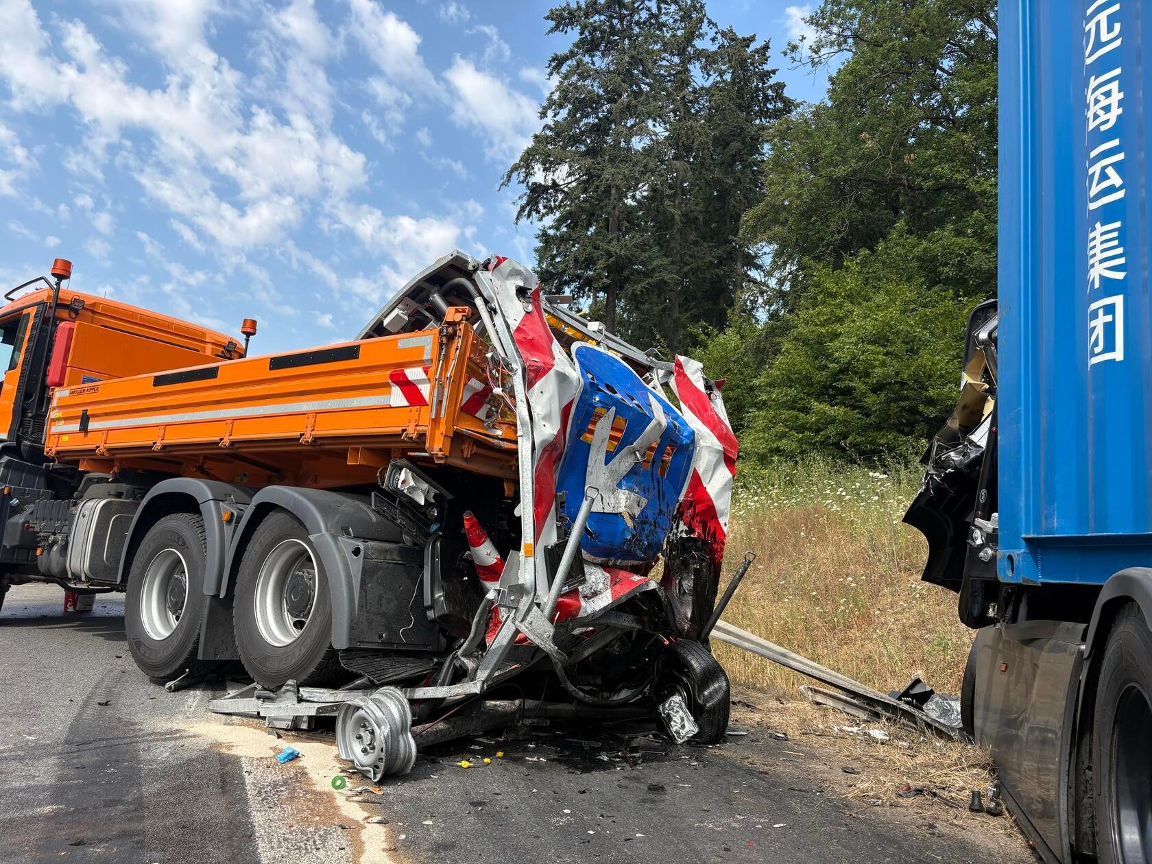 Für die Dauer der Unfallaufnahme war die Autobahn in Richtung Frankfurt gesperrt. Im Anschluss konnte, bis zur Beendigung der Bergung des Lkw, ein Fahrstreifen geöffnet werden sodass der entstandene Rückstau langsam an der Unfallstelle vorbeifahren konnte.
