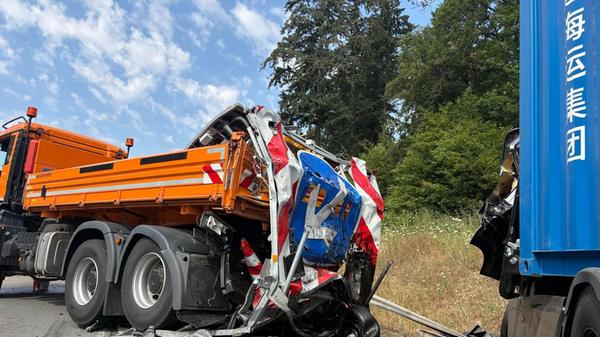 Für die Dauer der Unfallaufnahme war die Autobahn in Richtung Frankfurt gesperrt. Im Anschluss konnte, bis zur Beendigung der Bergung des Lkw, ein Fahrstreifen geöffnet werden sodass der entstandene Rückstau langsam an der Unfallstelle vorbeifahren konnte.