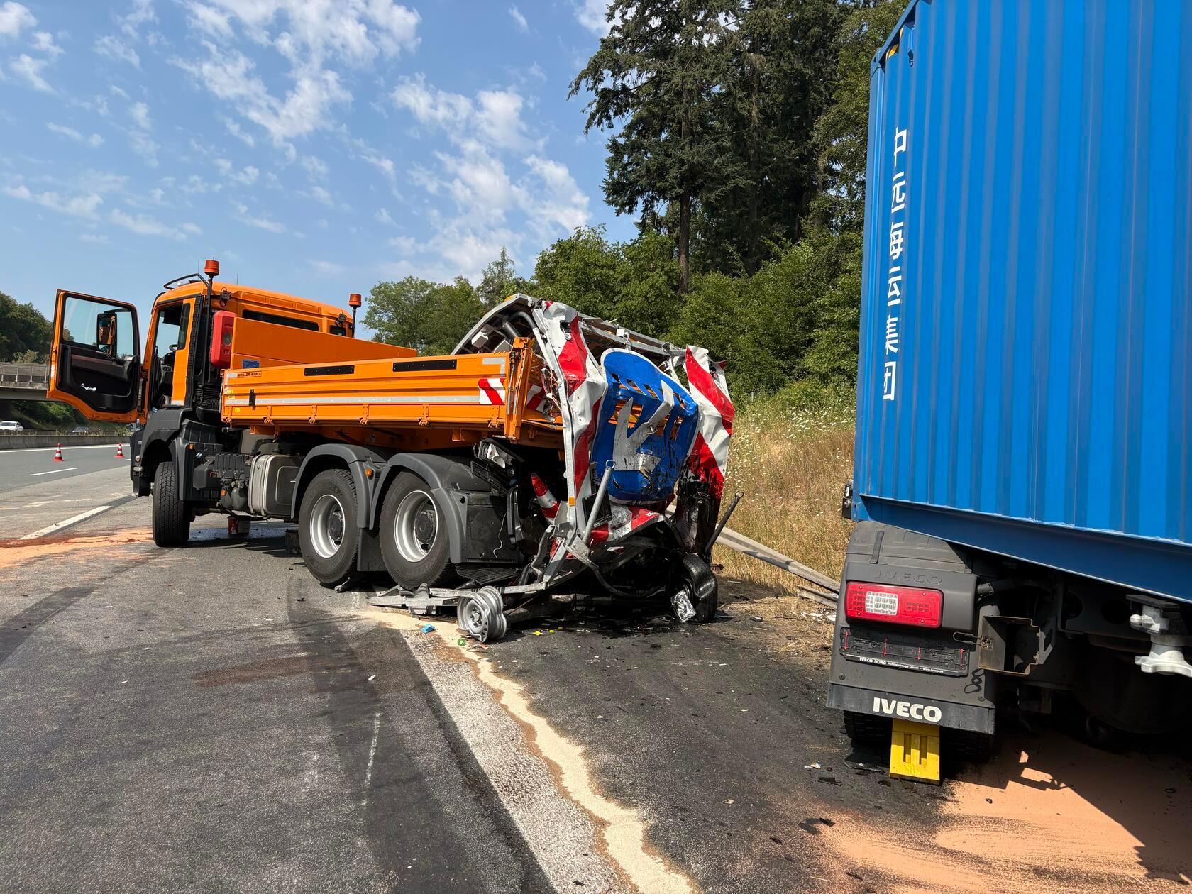 Die Bergung des Lkw dauert zur Stunde noch an (Stand: 10.45 Uhr) und kann sich bis in den frühen Nachmittag ziehen.