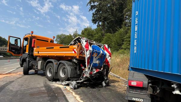 Die Bergung des Lkw dauert zur Stunde noch an (Stand: 10.45 Uhr) und kann sich bis in den frühen Nachmittag ziehen.