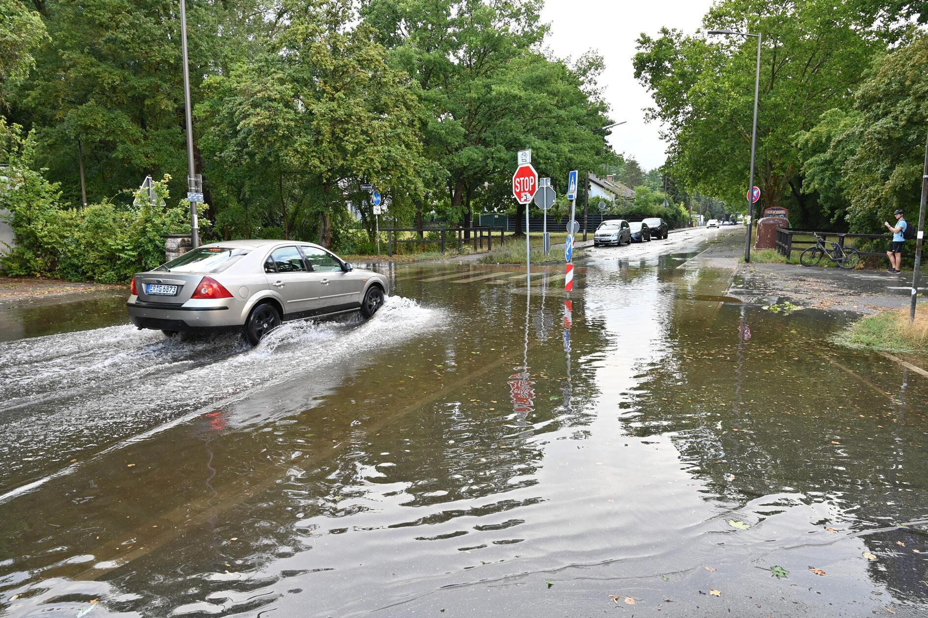 Überflutete Straßen in Erlangen: An der Ecke Dompfaffstraße / Rabenweg stand das Wasser 30 Zentimeter hoch.