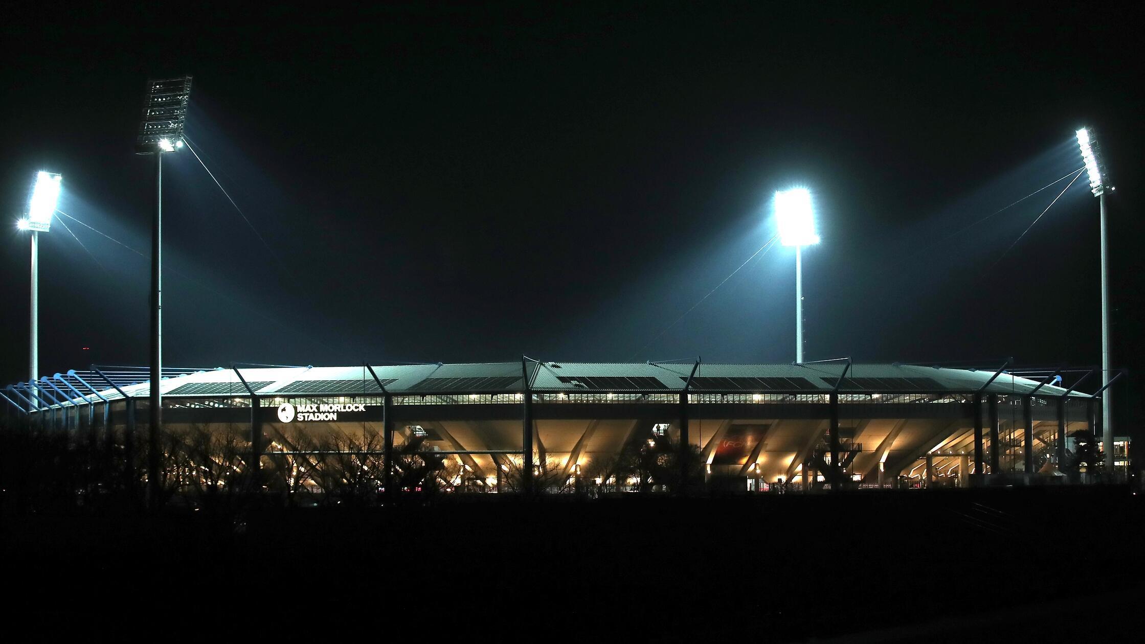 Per-Crowdfounding-Warum-ein-Stadion-Flutlichtmast-nach-dem-Umbau-erhalten-bleiben-soll