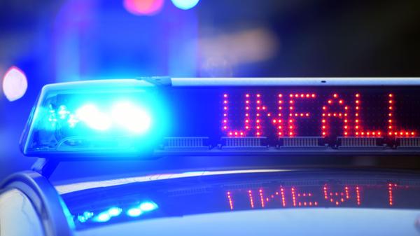 Auf einem Polizeifahrzeug warnt eine Leuchtschrift