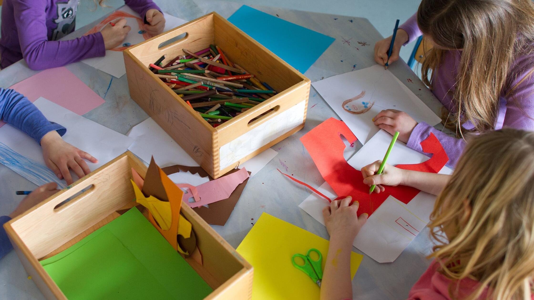 Grundschülerinnen sind in einem Kinderhort mit Bas