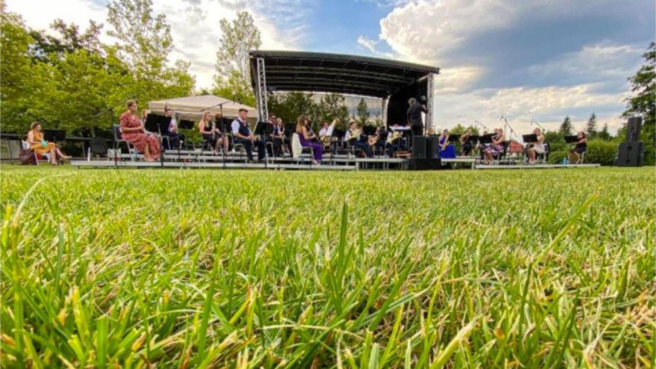 Picknickdecke ausbreiten, Sommerduft einatmen und 