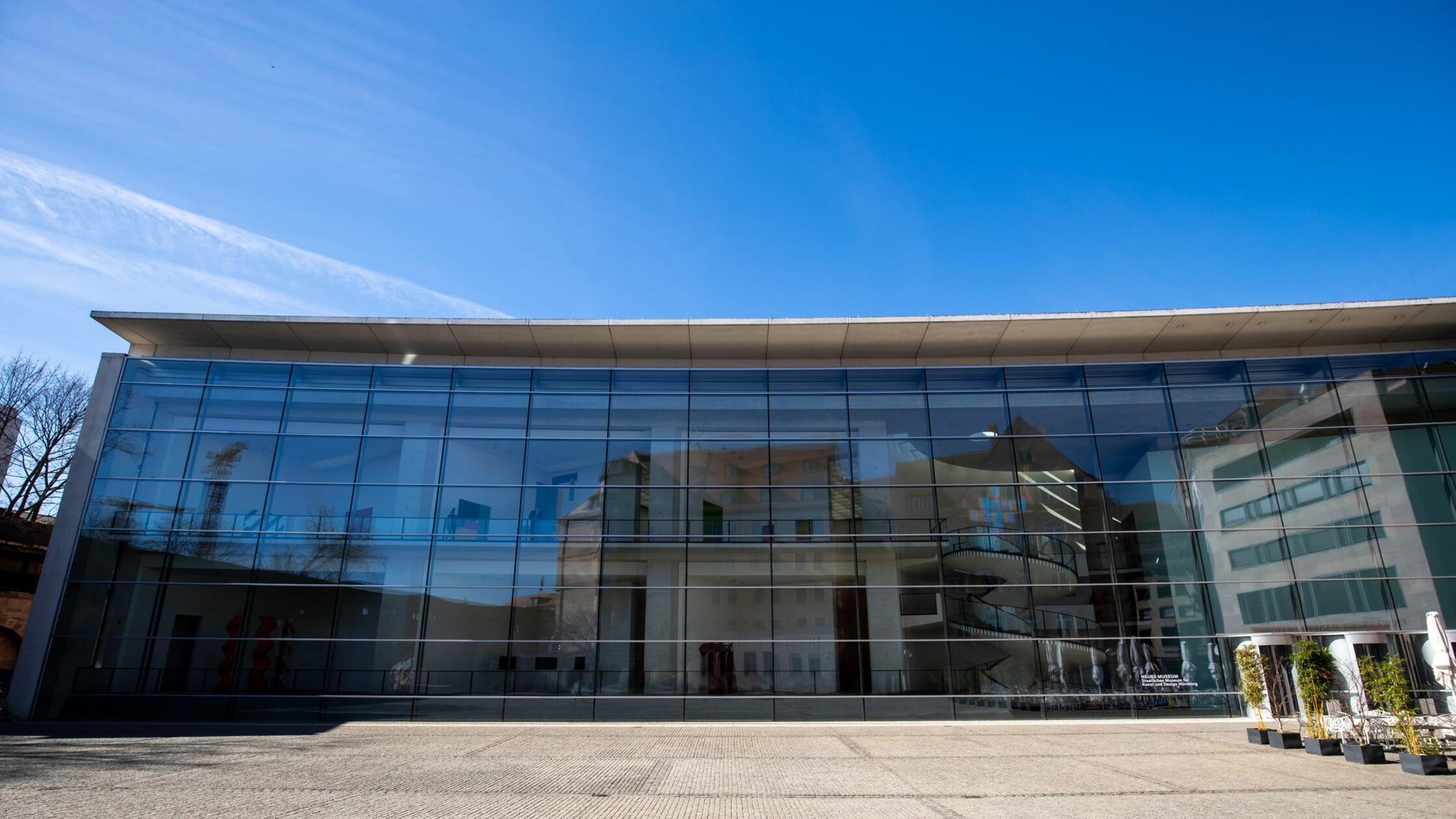 Die Glasfassade am Neuen Museum Nürnberg. (zu dpa: