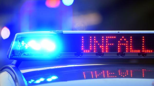 Auf einem Polizeifahrzeug warnt am 12.06.2017 auf
