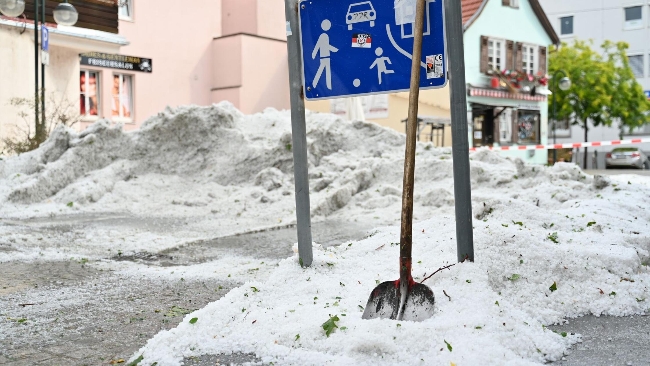 Hagelkörner liegen nach einem Unwetter zusammengeh