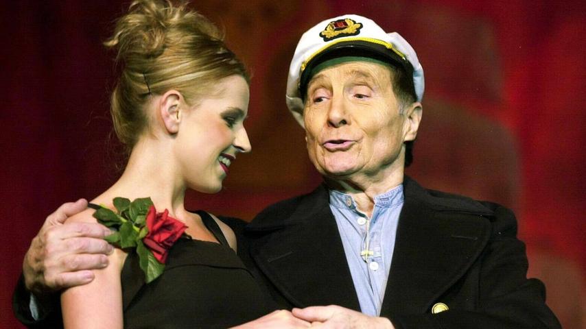 Mit 70 auf der Bühne - und mit einem schönen Mädchen im Arm: Quinn singt im Februar 2001 im Kongresshaus in Zürich im Musical "Die große Freiheit Nummer 7".