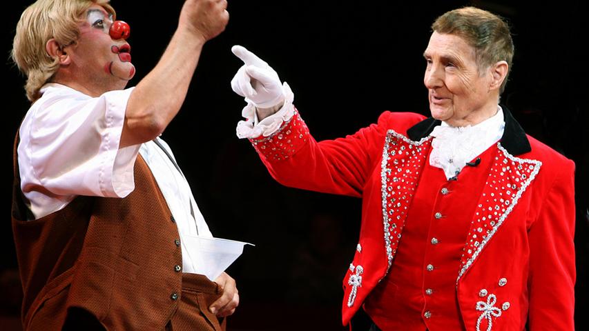 Immer für einen Spaß gut, wie hier im Kostüm des Zirkusdirektors: Mit dem Clown Toni Alexis albert Quinn 2006 in Bad Segeberg in einer Vorstellung des Circus Krone herum.