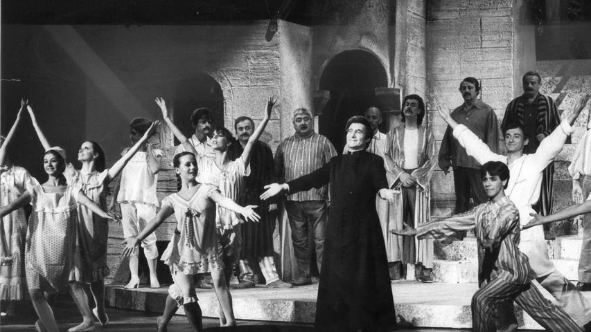 Zu Gast in der Noris: Freddy im Oktober 1979 als Priester Silvestro auf der Nürnberger Opernbühne im Musical "Himmel, Arche und Wolkenbruch". Hier soll er ...