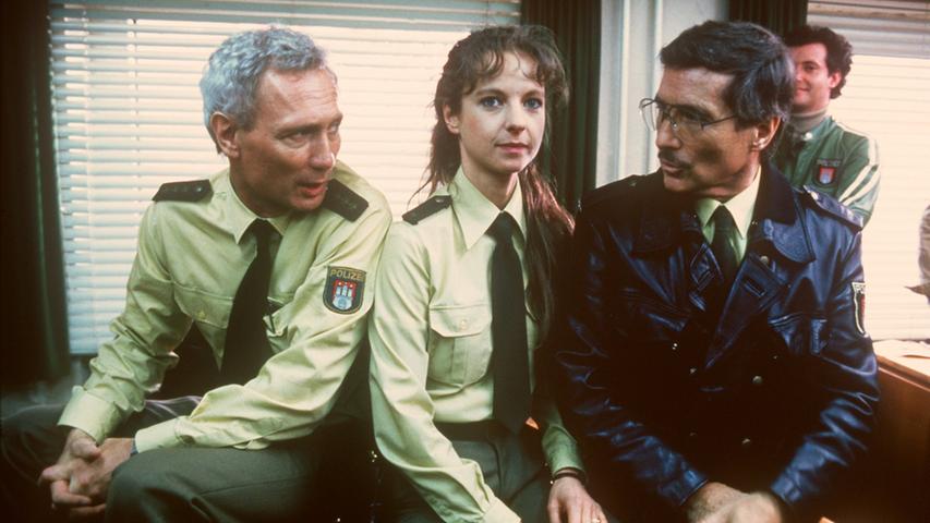 Von der Reeperbahn in die Polizeiuniform: Quinn  1988 mit schickem Schnauzer, Mareike Carriere und Arthur Brauss (l) in der Vorabendserie "Großstadtrevier".