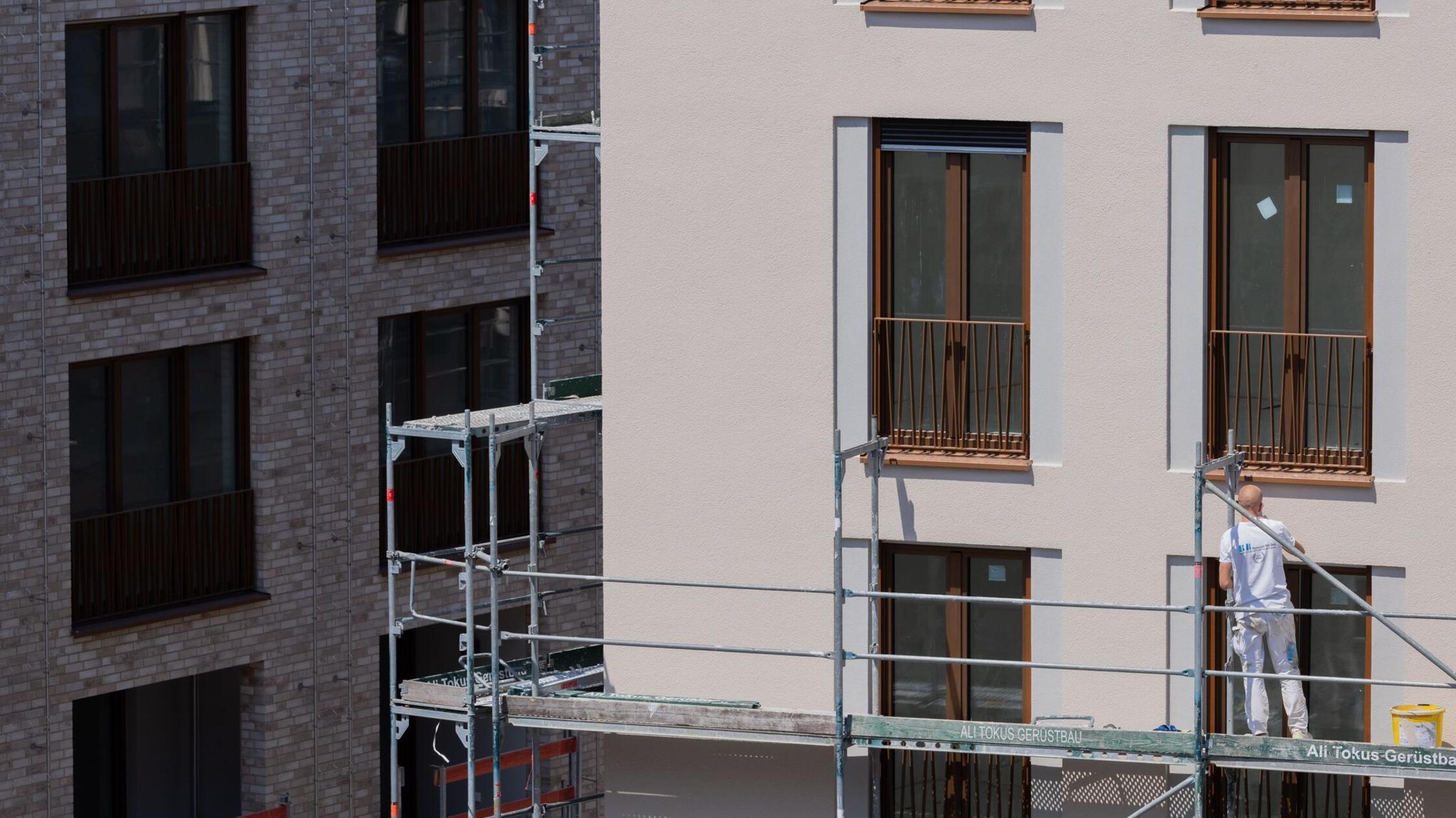 https://images.nordbayern.de/image/contentid/policy:1.15202901:1784270302/Geruestbauer_bauen_ein_Geruest_an_einem_Neubau_mit_E.jpg?$p=b96a2b1