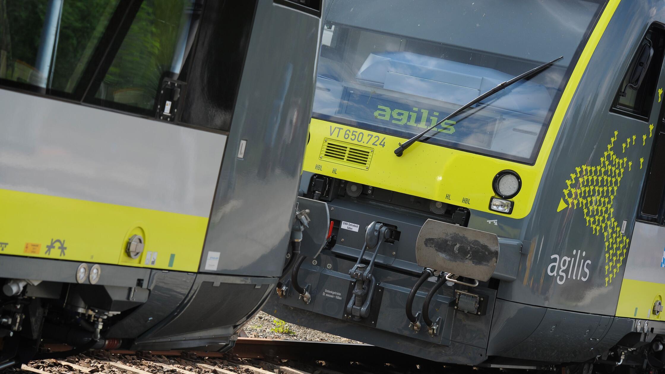 Zwei Triebwagen der agilis Verkehrsgesellschaft st