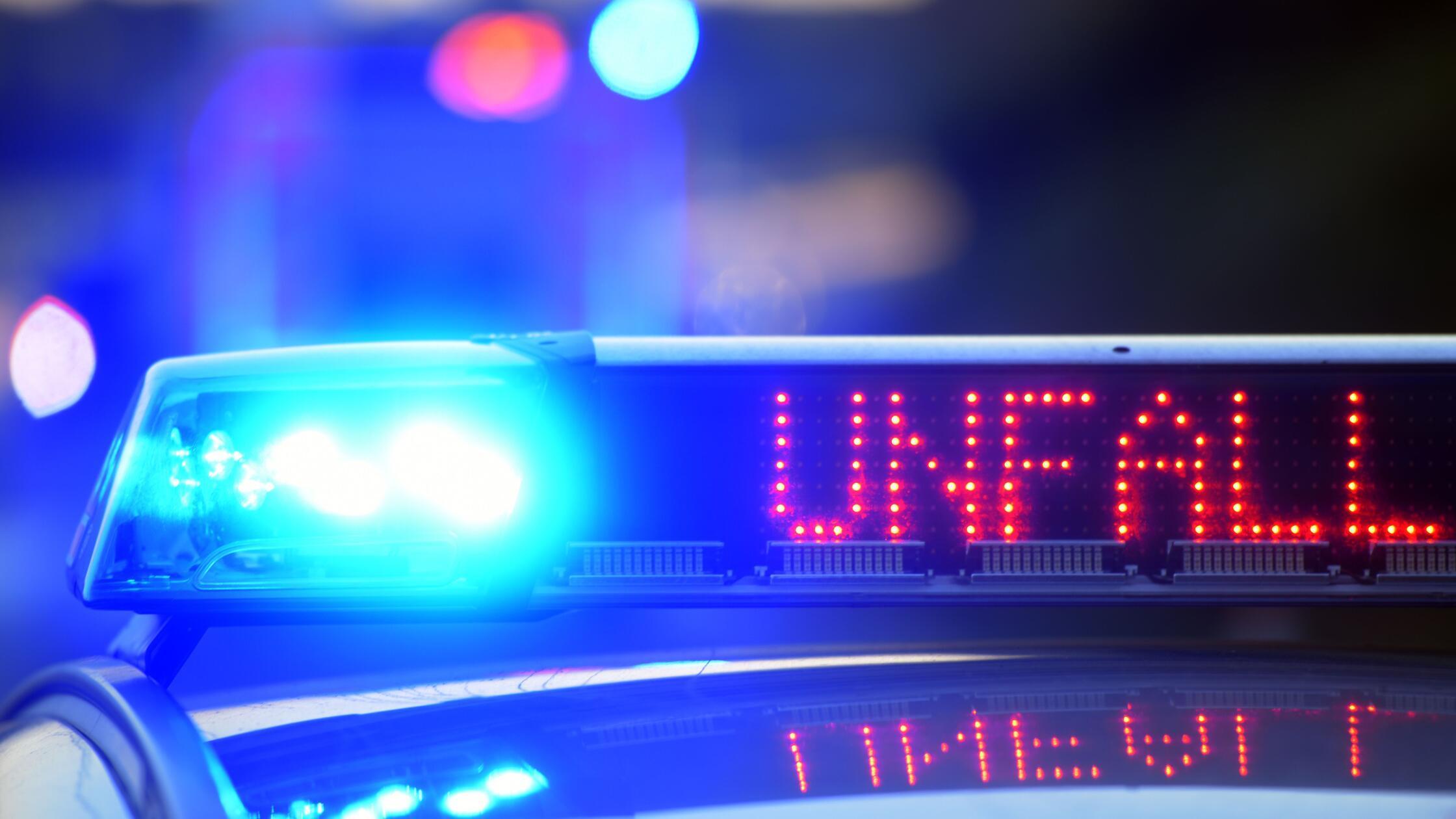 Auf einem Polizeifahrzeug warnt am 12.06.2017 auf 