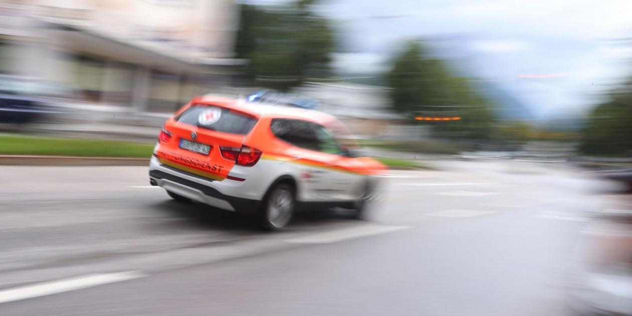 Fußgängerin auf Parkplatz in Roth von Auto überrollt und schwer verletzt