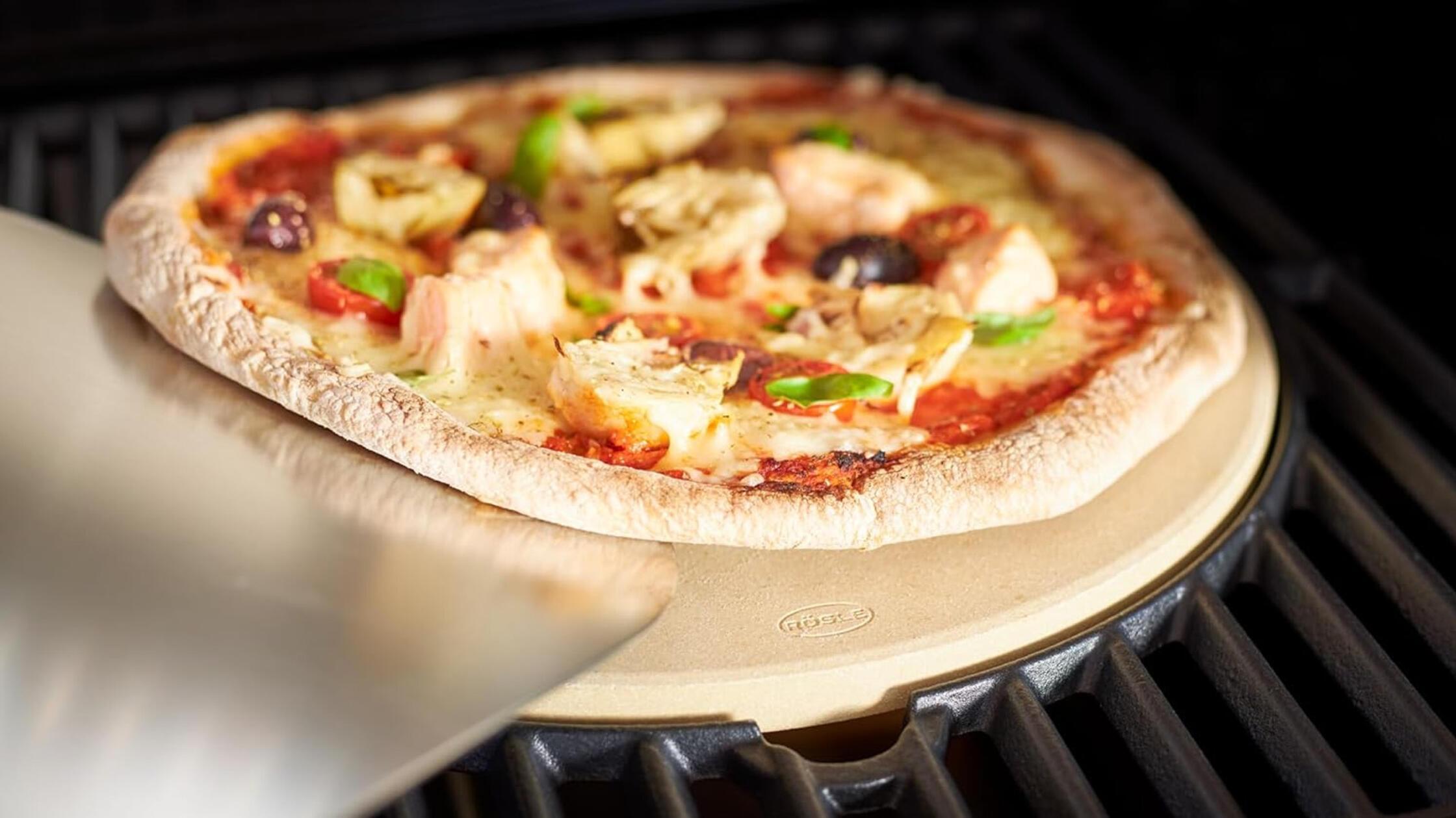 19,49 statt 34,95 € für Pizzastein: Mit dieser Rösle-Platte wird der Grillabend zur Pizzeria