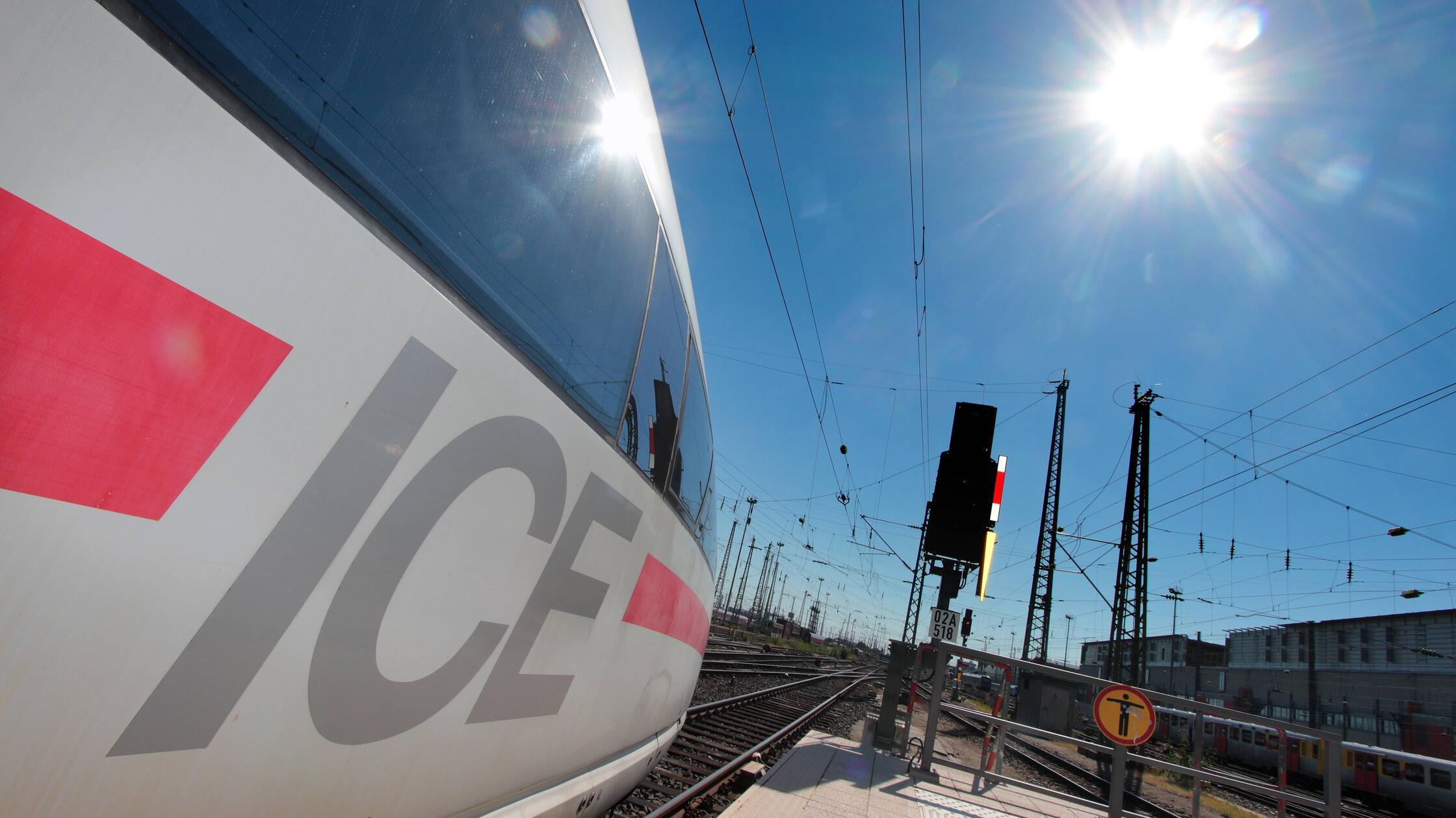 ICE der DB Deutsche Bahn AG steht abfahrbereit an 