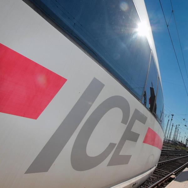 ICE der DB Deutsche Bahn AG steht abfahrbereit an