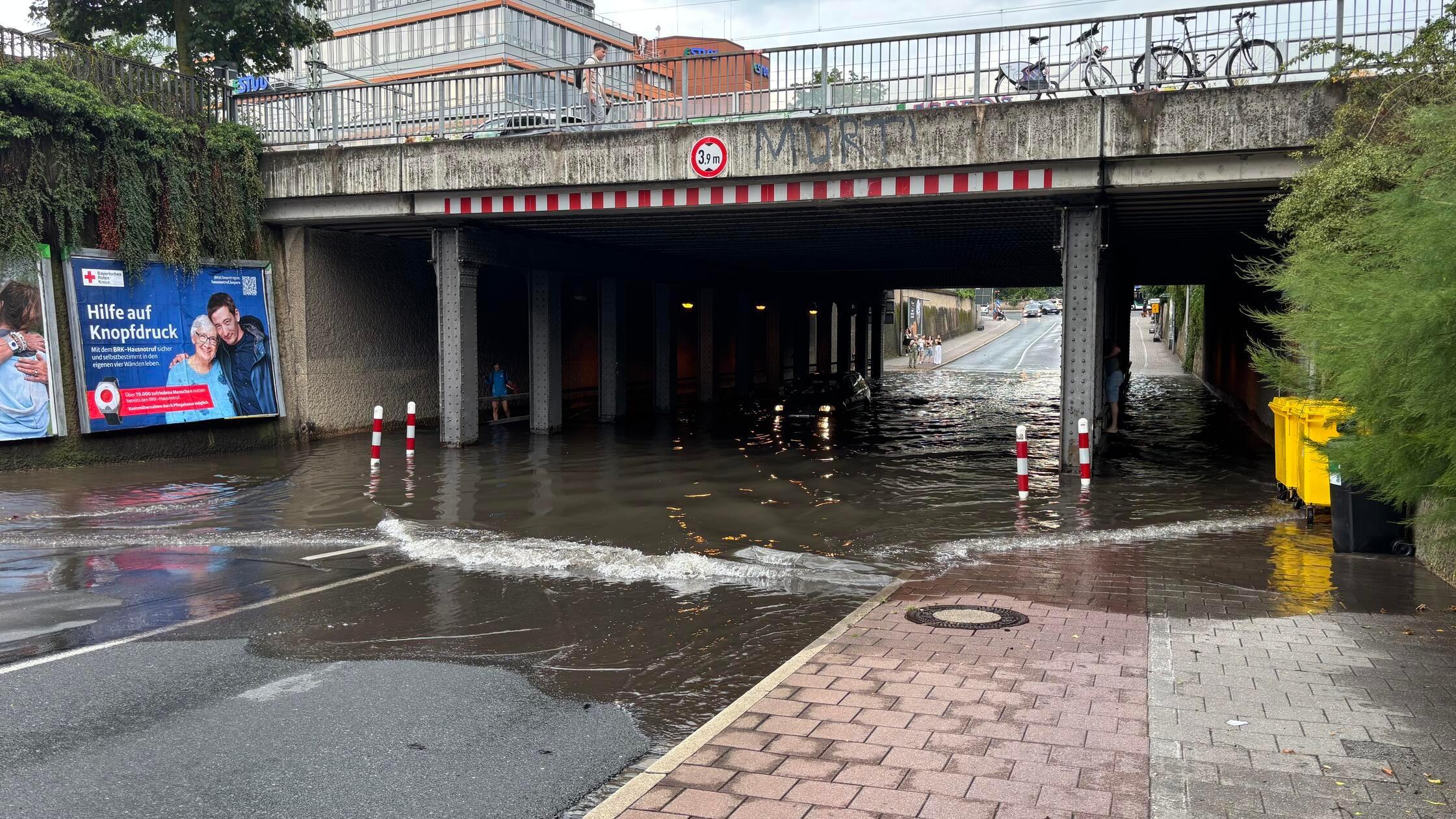 Unterführung Güterhallenstraße überflutet