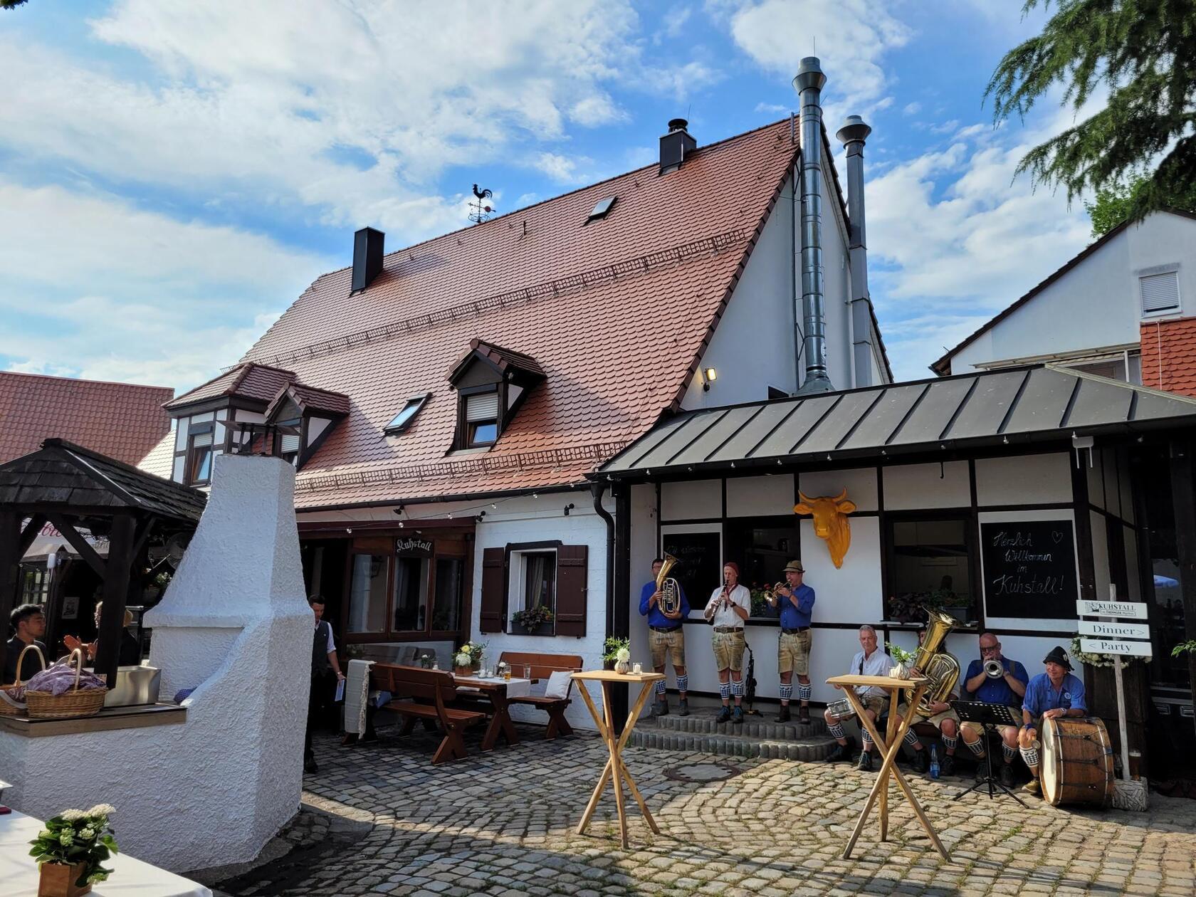 Witziger Fakt: Früher war der Kuhstall wirklich ein Hort für Wiederkäuer. Heute besteht es aus einem großen Biergarten (250 Plätze) sowie einem Saal und mehreren Stuben für privatere Zusammenkünfte. 