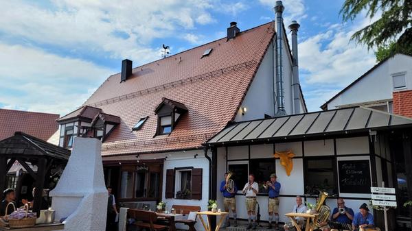 Witziger Fakt: Früher war der Kuhstall wirklich ein Hort für Wiederkäuer. Heute besteht es aus einem großen Biergarten (250 Plätze) sowie einem Saal und mehreren Stuben für privatere Zusammenkünfte.