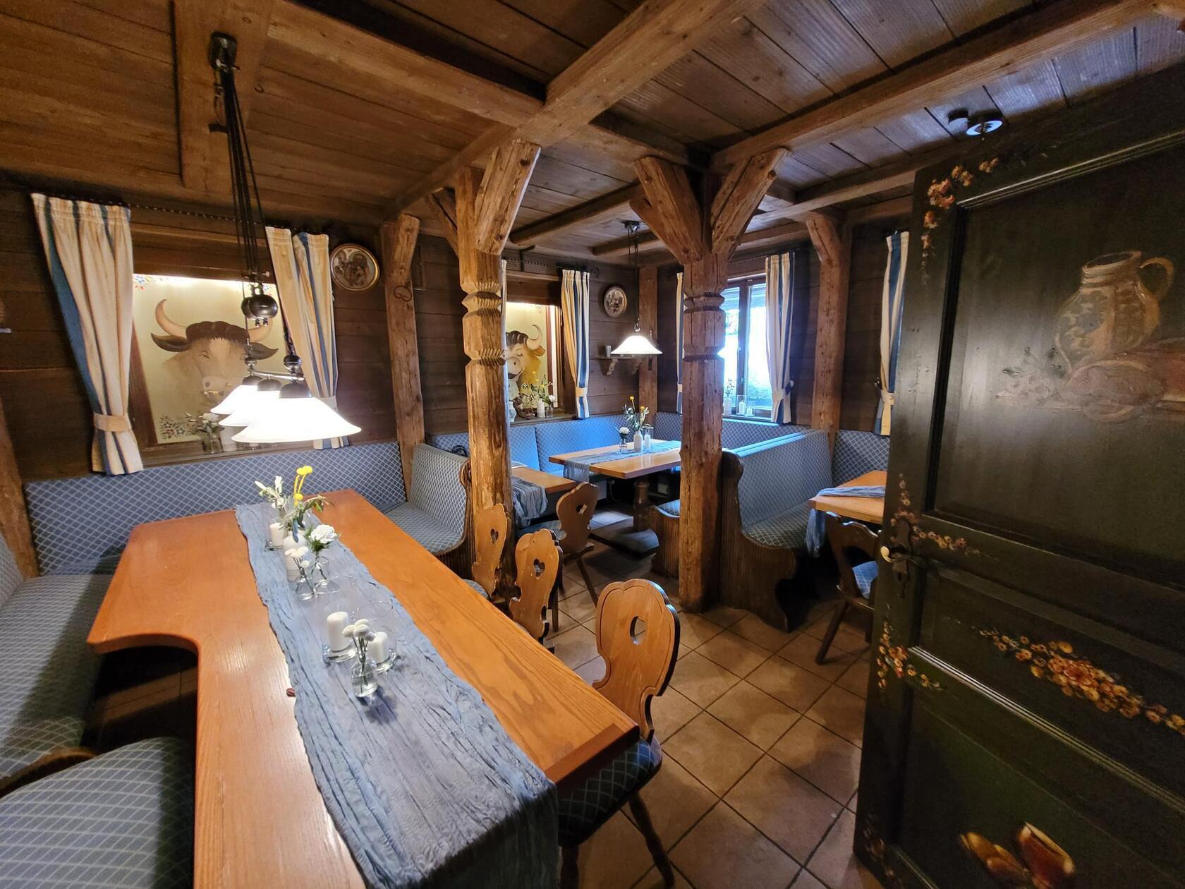 Auch die Stuben atmen Wirtshausluft aus: Im urig-bayerischen Ambiente kann man hier etwas privater sitzen. 