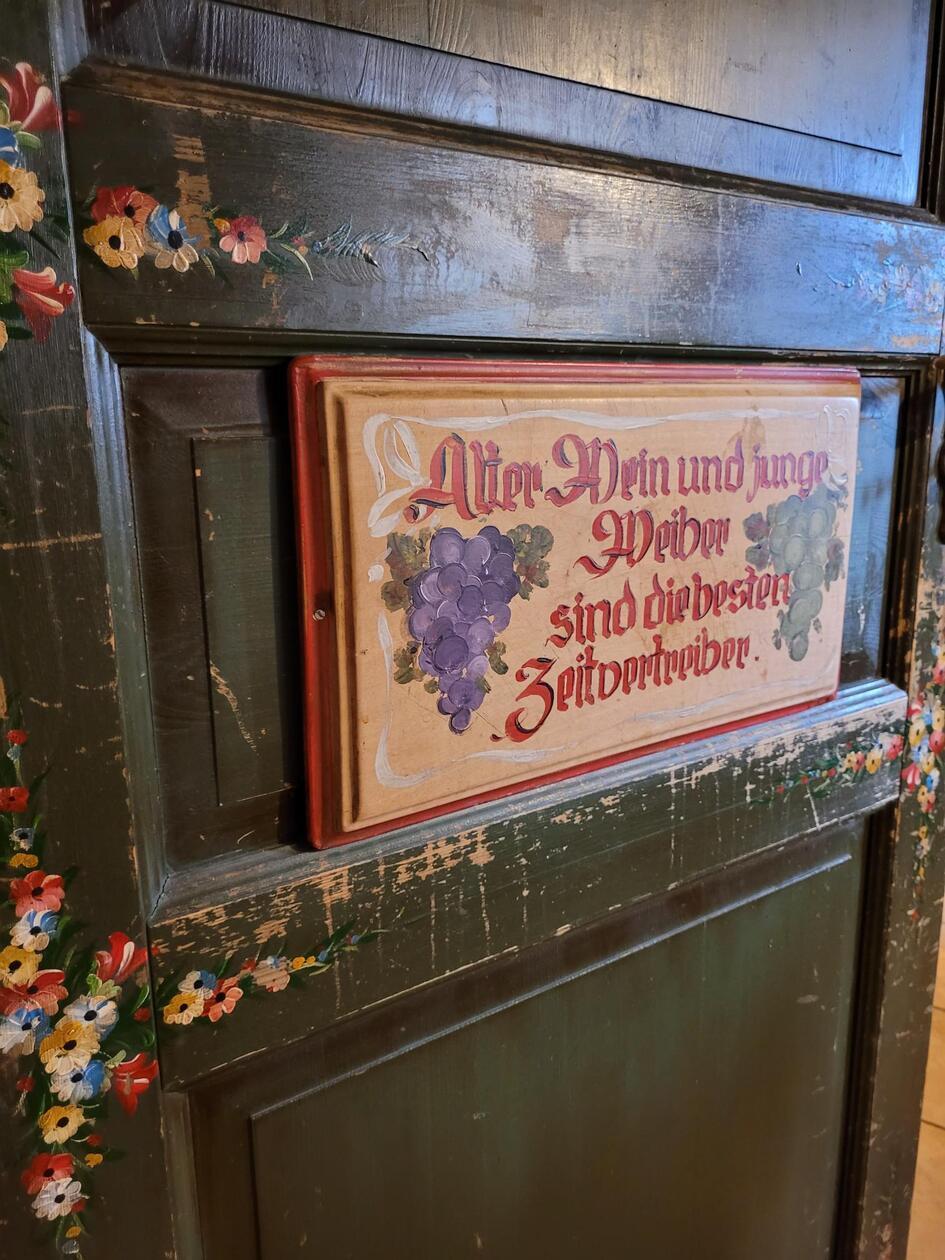 Auch wenn Erdinger als Gaststättenbrauerei sogar im Namen mitklingt, bekommen die Gäste natürlich auch einen Schoppen Wein. 