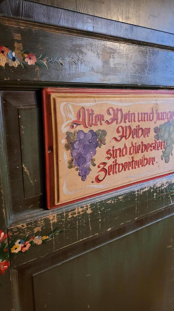 Auch wenn Erdinger als Gaststättenbrauerei sogar im Namen mitklingt, bekommen die Gäste natürlich auch einen Schoppen Wein.