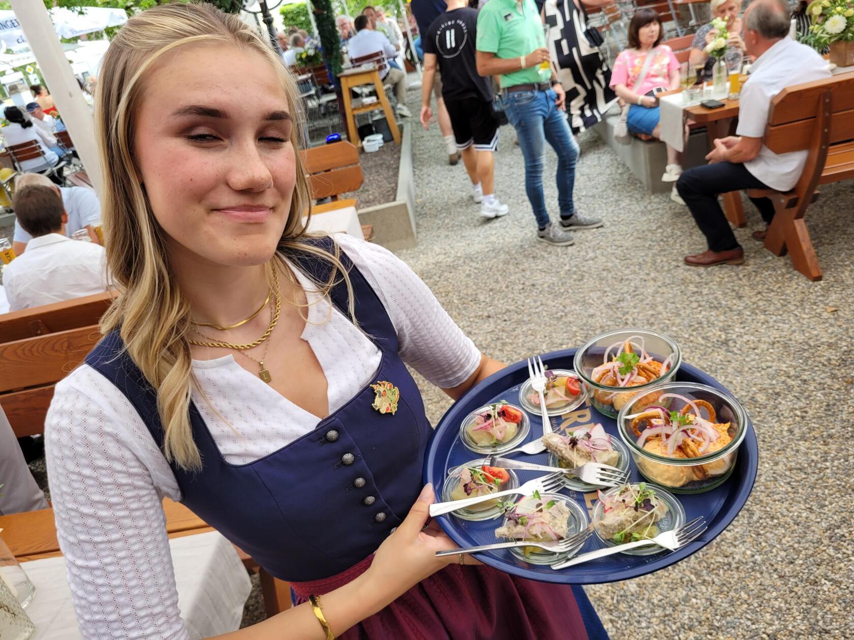 Zur internen Eröffnung am Donnerstag, 16. Juli, gab es zuerst fränkisch-bayerische Appetizer wie Radi-Salat, Obatzder oder Hochzeitsuppe. 